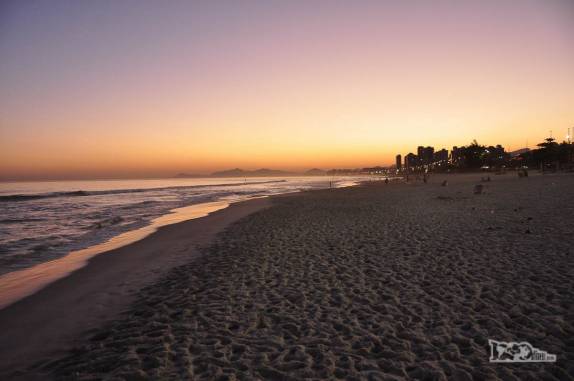 Um lindo fim de tarde na praia da Barra da Tijuca, no Rio de Janeiro